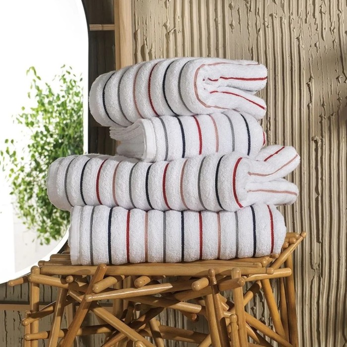 TOALHA BANHÃO ACCUA BRANCO COM LISTRAS COLORIDAS