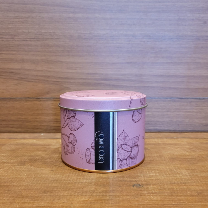 VELA PERFUMADA LATA 330 G CEREJA E AVELÃ